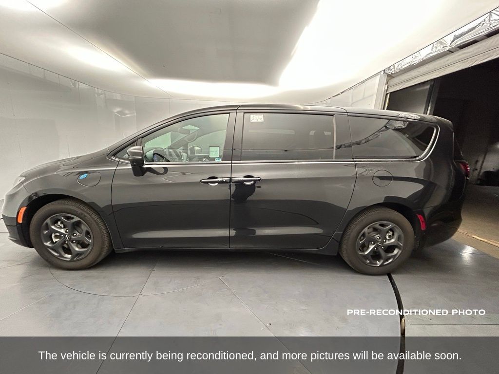 2023 Chrysler Pacifica Hybrid Touring L photo 2