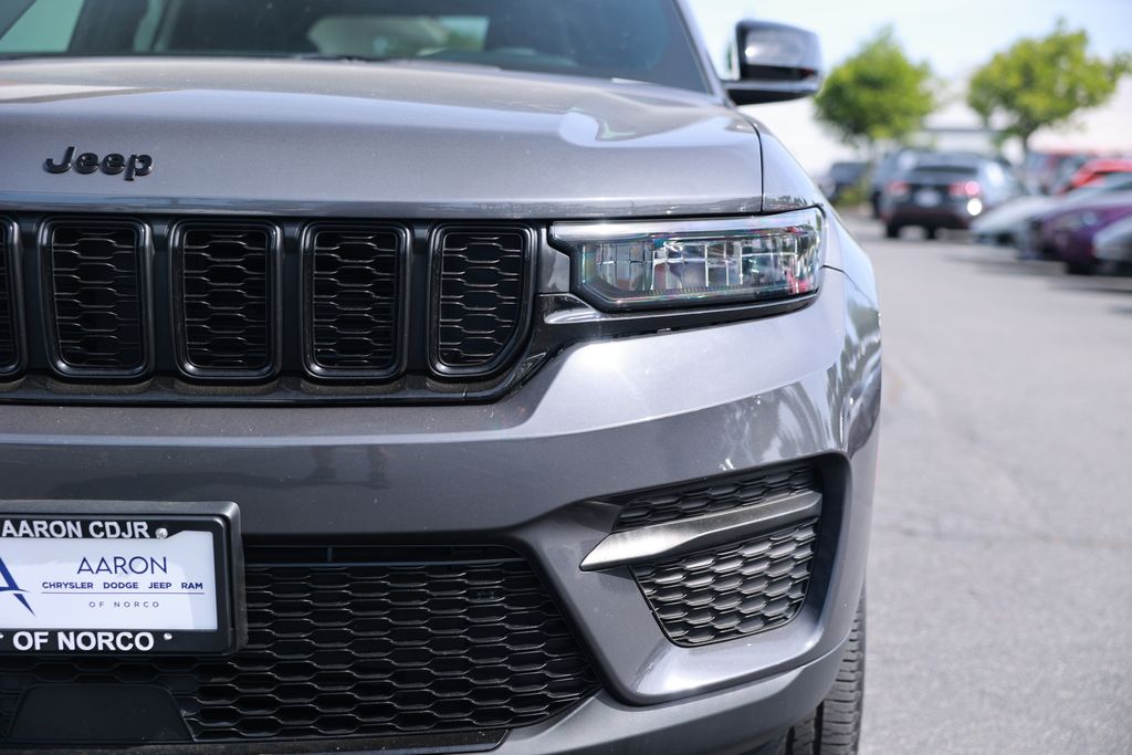 2023 Jeep Grand Cherokee Laredo photo 4