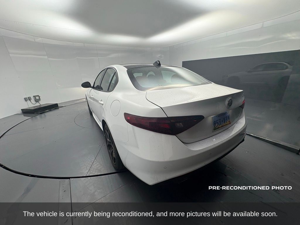 2022 Alfa Romeo Giulia Ti photo 3