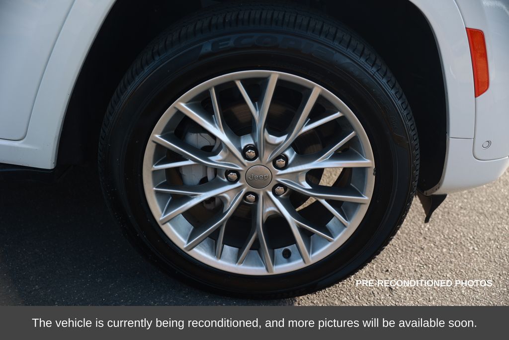 2023 Jeep Grand Cherokee Summit photo 3