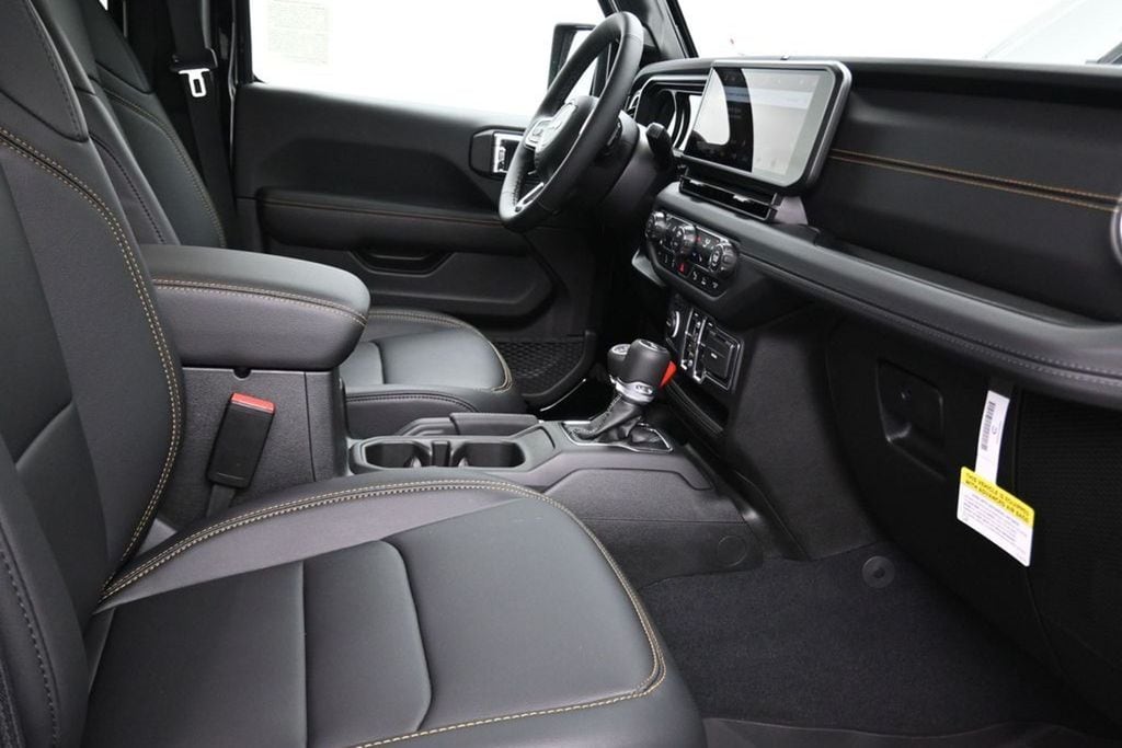 2025 Jeep Wrangler 4-Door Sahara - Photo 17
