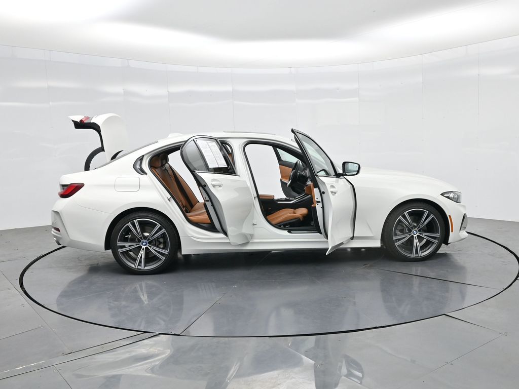 2023 BMW 330i photo 2