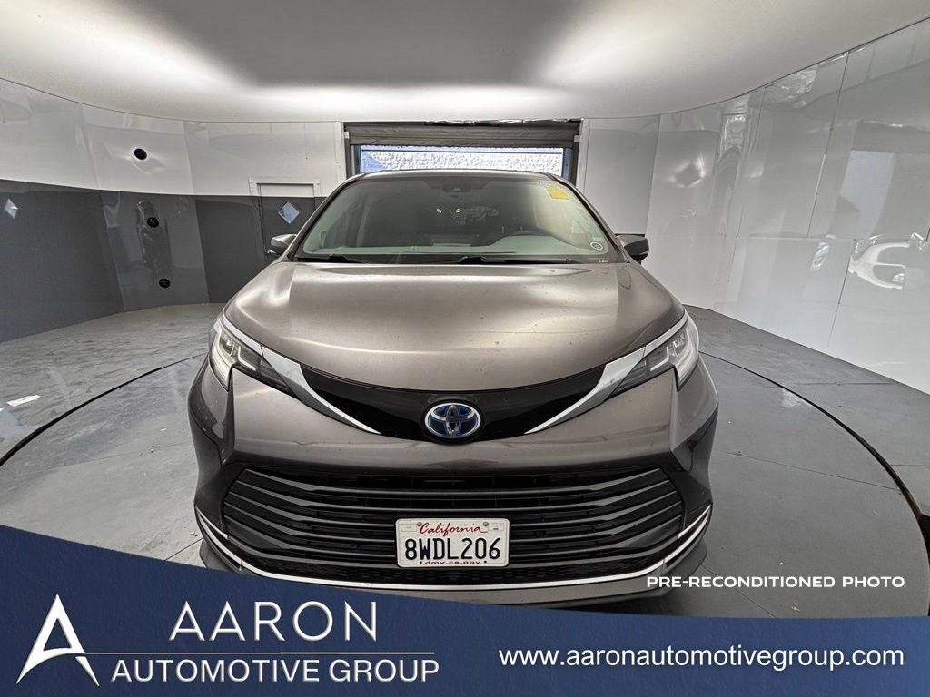 2021 Toyota Sienna Limited 7-Passenger Hybrid FWD's photo