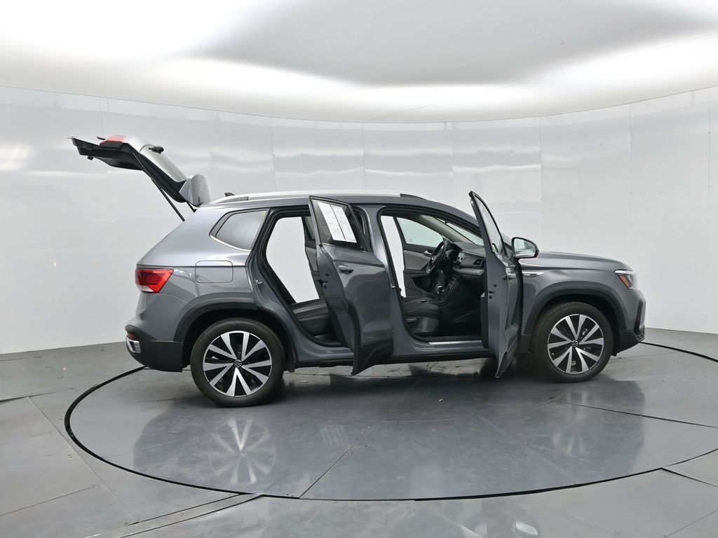 2023 Volkswagen Taos 1.5T SE photo 2