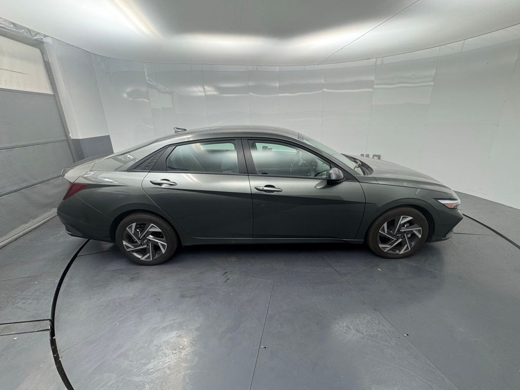 2025 Hyundai Elantra SEL Sport photo 6