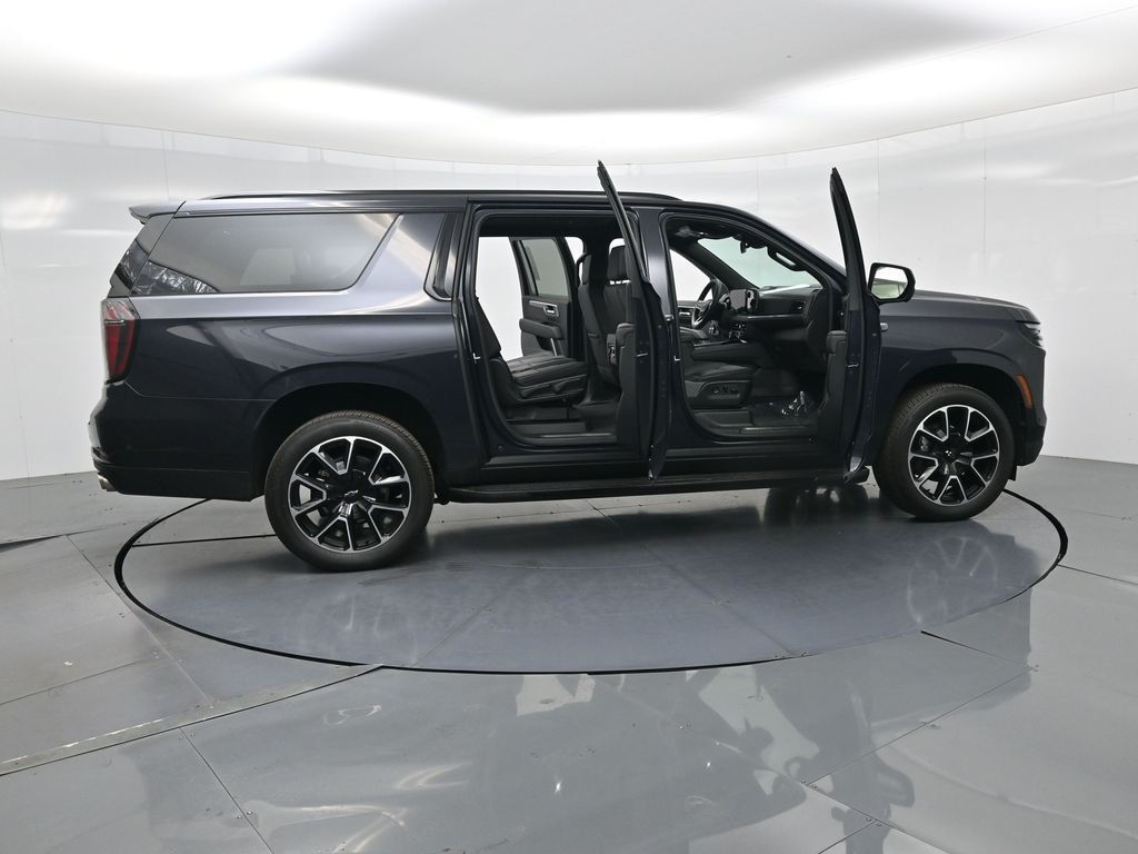 2025 Chevrolet Suburban RST photo 2