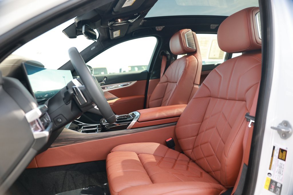 2025 BMW i7 M70 - Photo 17
