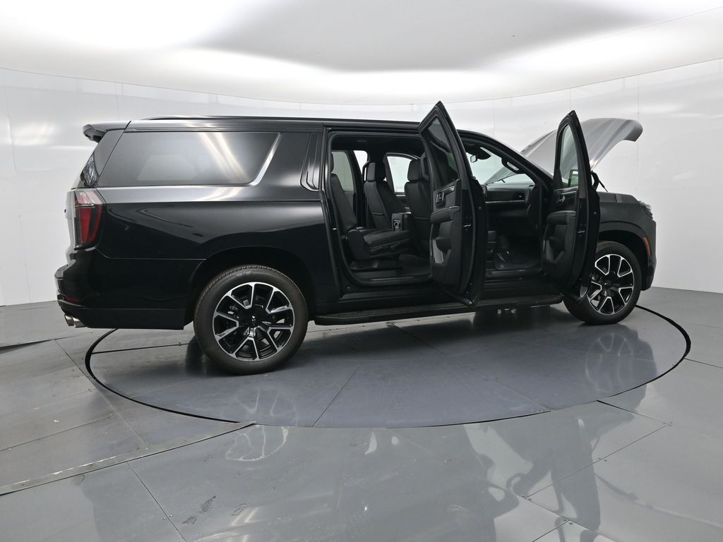 2025 Chevrolet Suburban RST photo 2