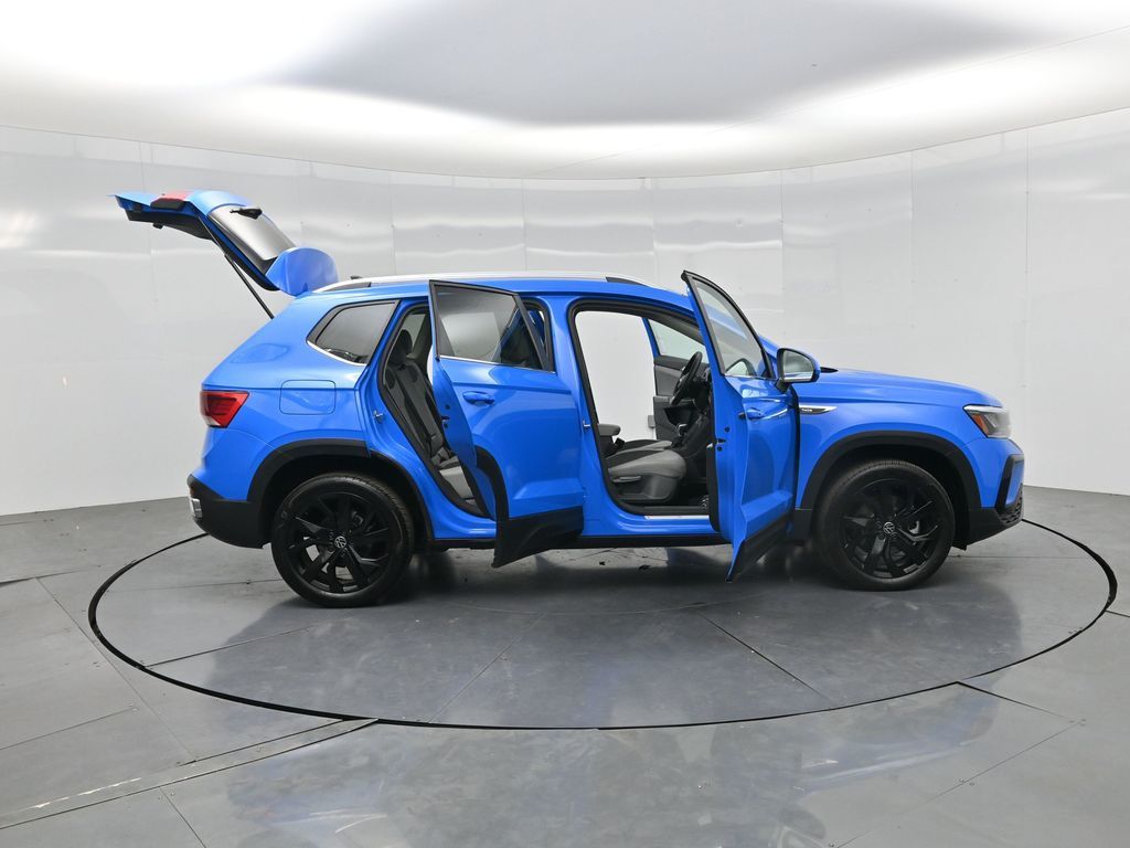 2023 Volkswagen Taos 1.5T SE photo 2