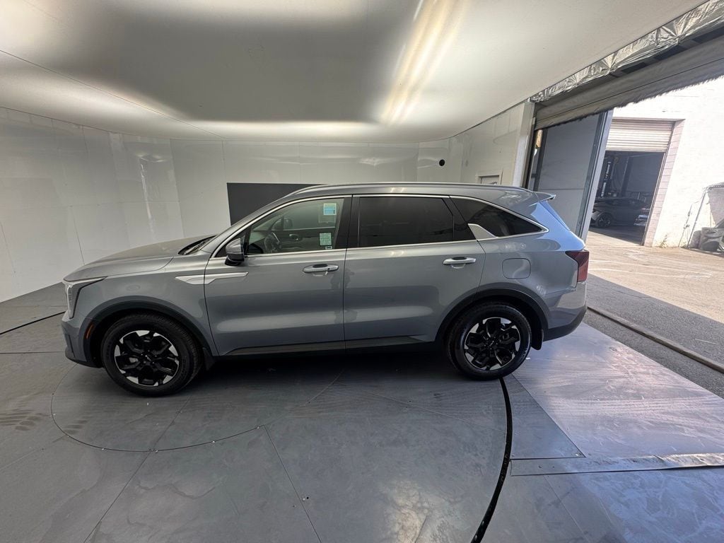 2025 Kia Sorento S photo 2