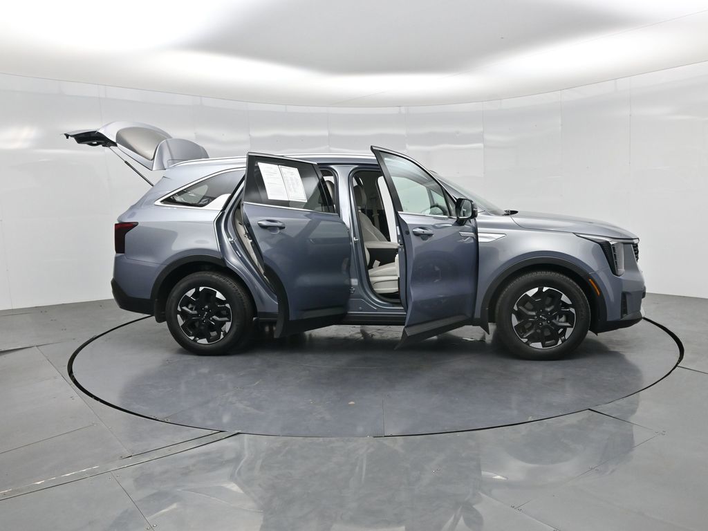 2025 Kia Sorento S photo 2