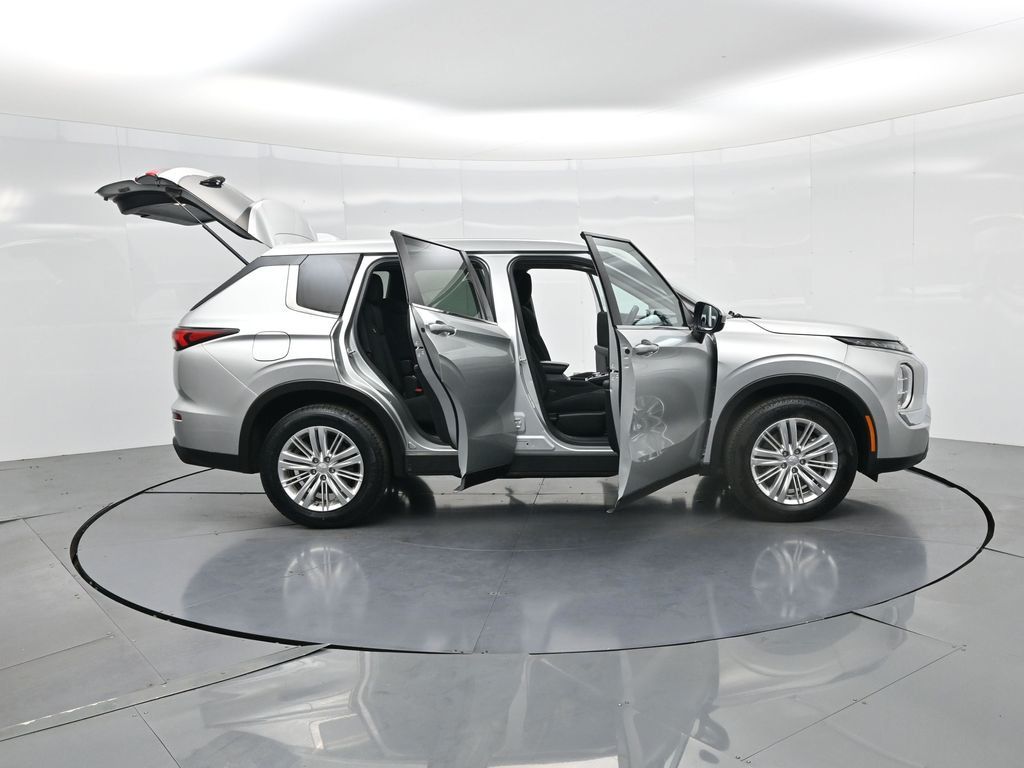 2022 Mitsubishi Outlander ES photo 2