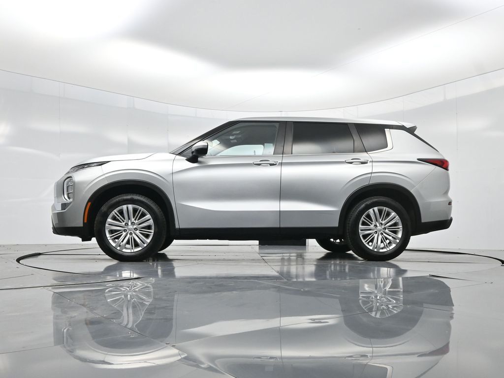 2022 Mitsubishi Outlander ES photo 5