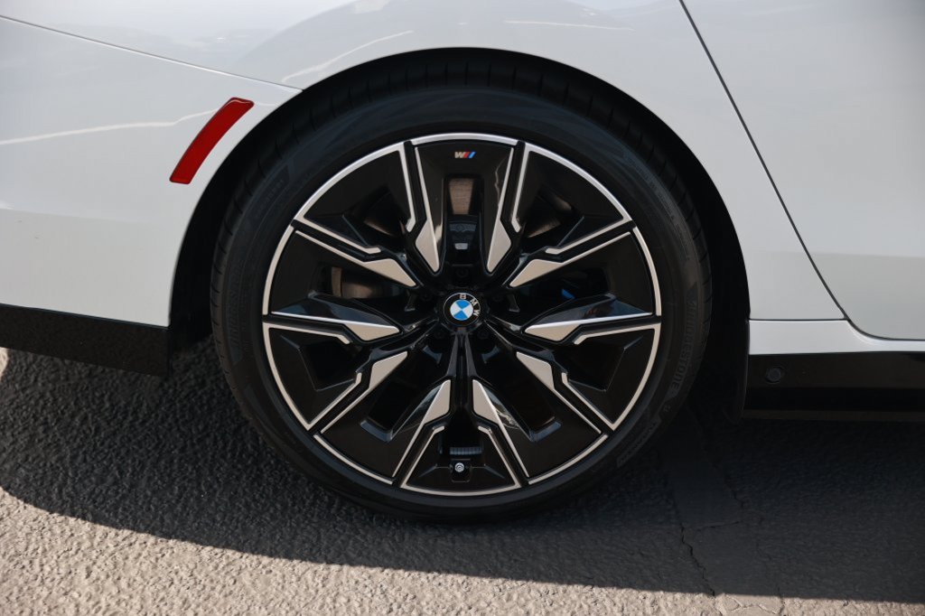 2025 BMW i7 M70 - Photo 9