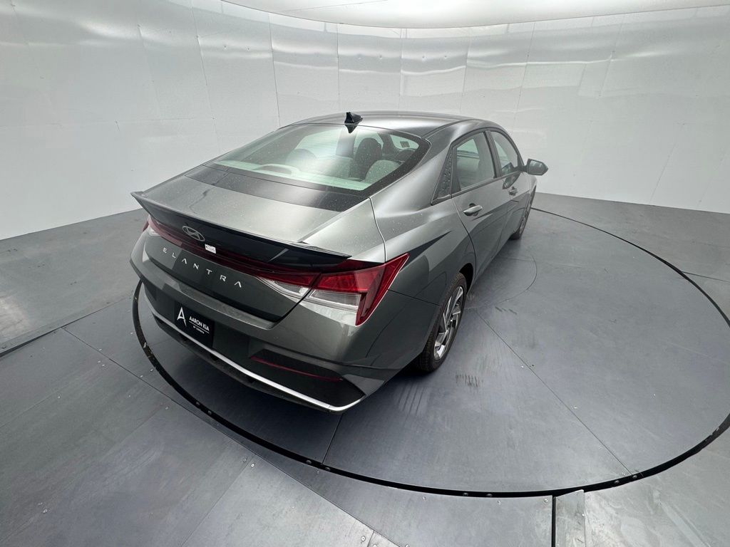 2025 Hyundai Elantra SEL Sport photo 5