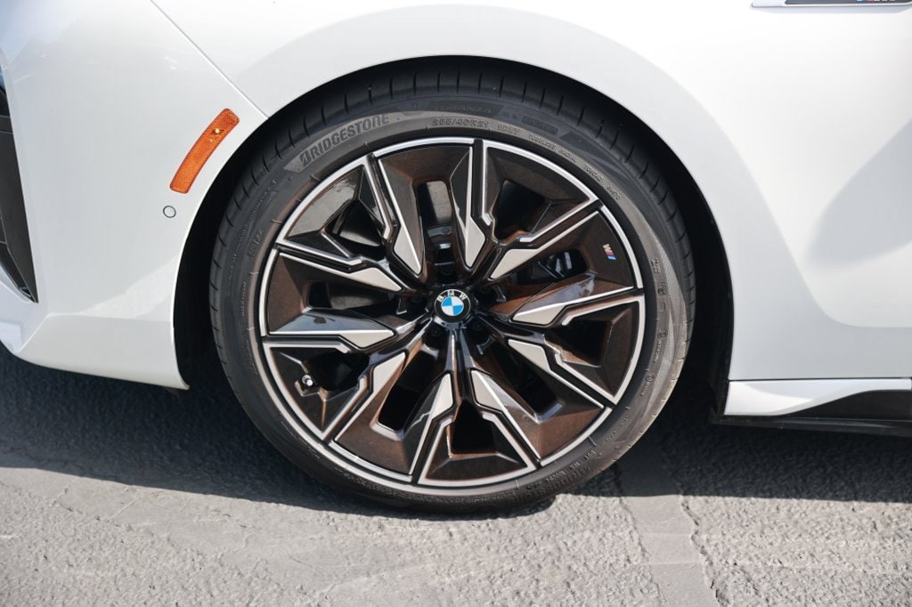 2025 BMW i7 M70 - Photo 11
