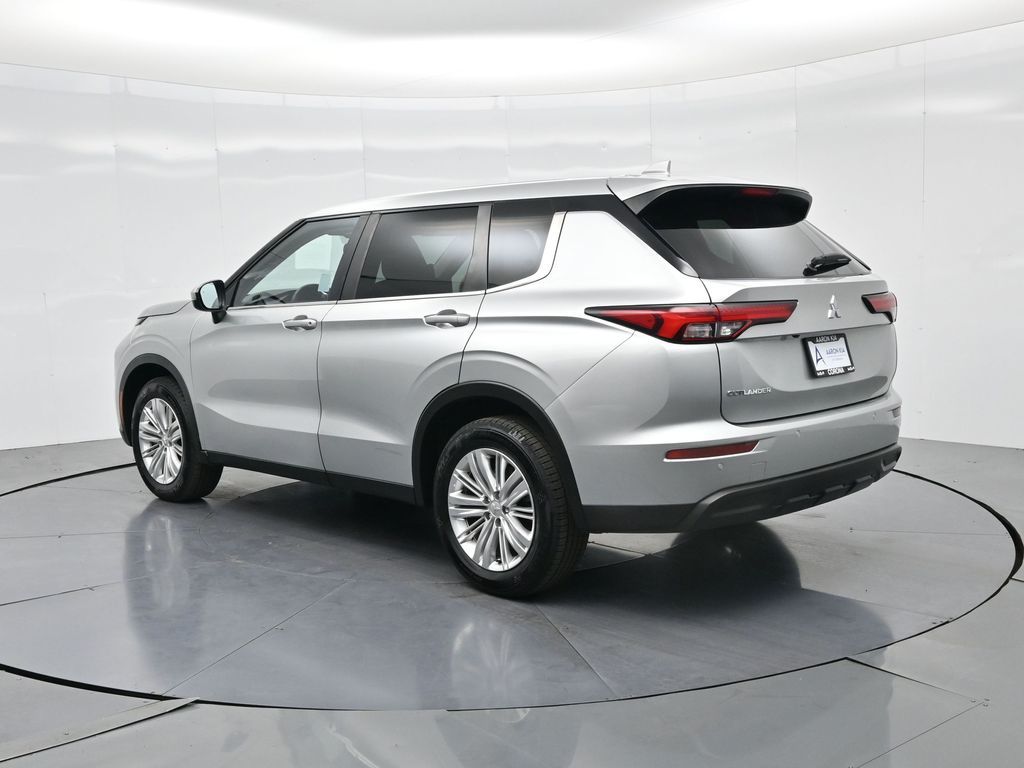 2022 Mitsubishi Outlander ES photo 4
