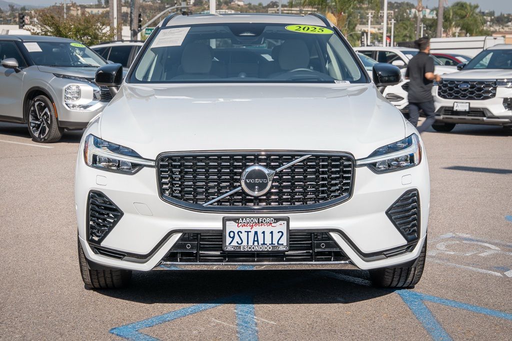 2025 Volvo XC60 Hybrid T8 photo 2