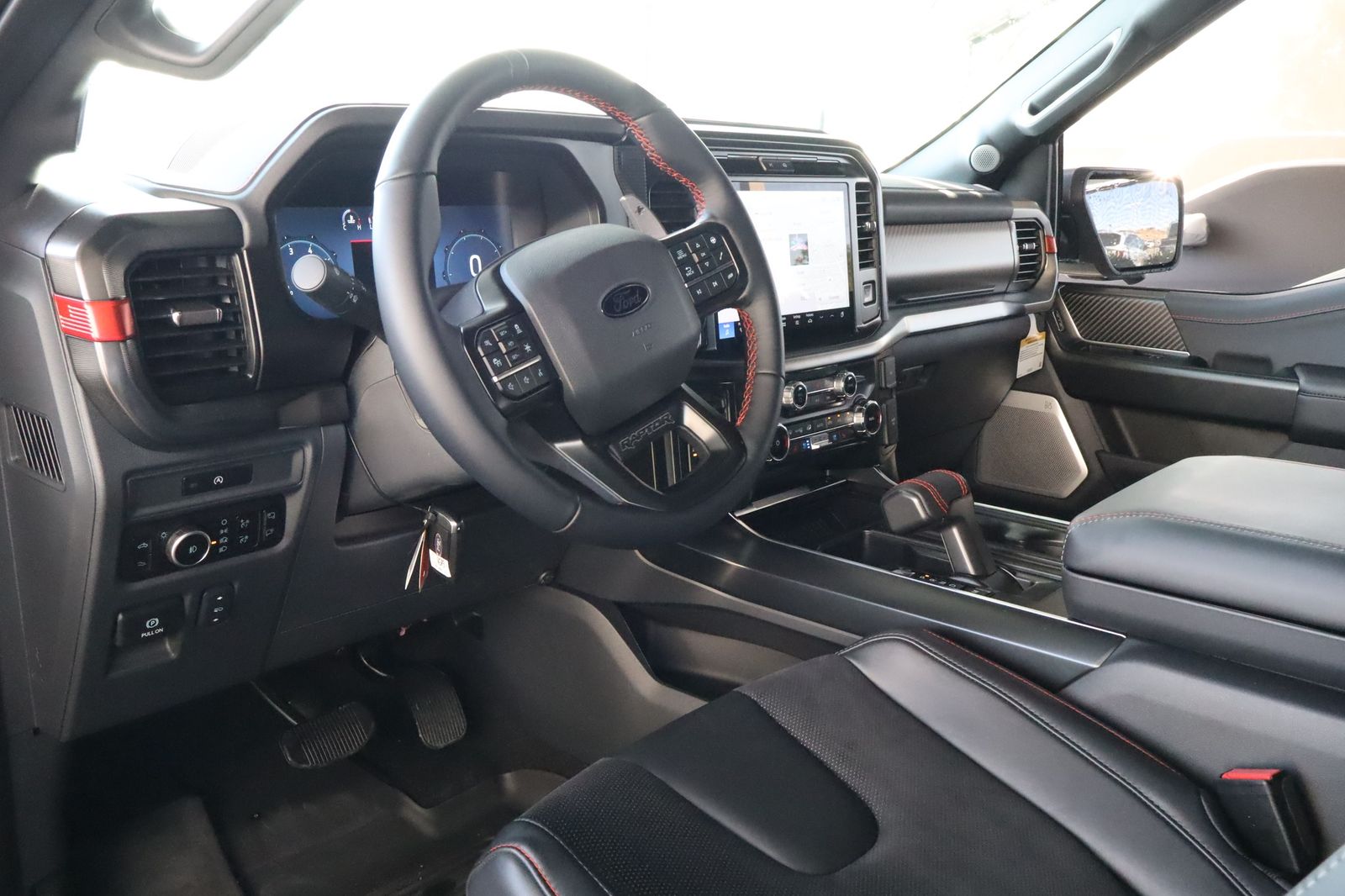 2025 Ford F-150 Raptor - Photo 18