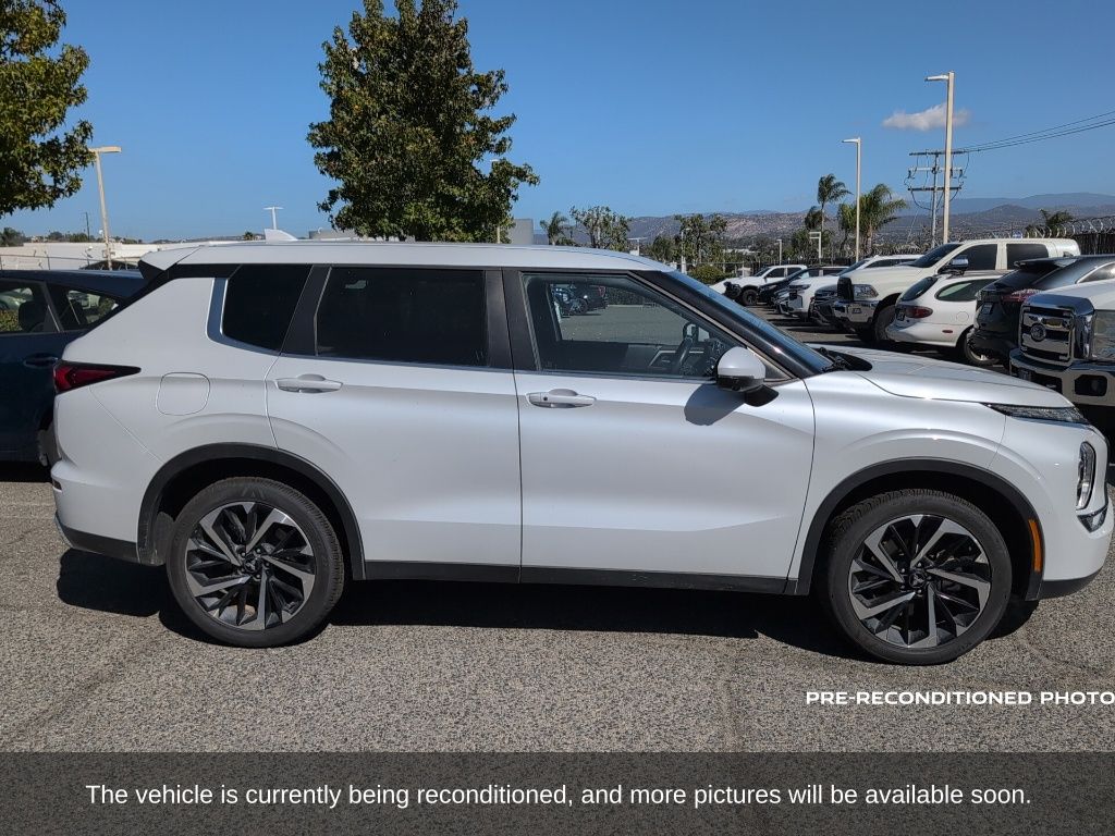 2023 Mitsubishi Outlander SE photo 2