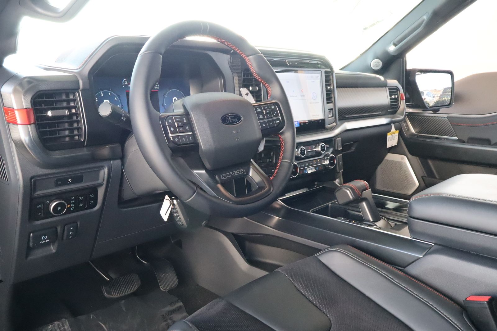 2025 Ford F-150 Raptor - Photo 18