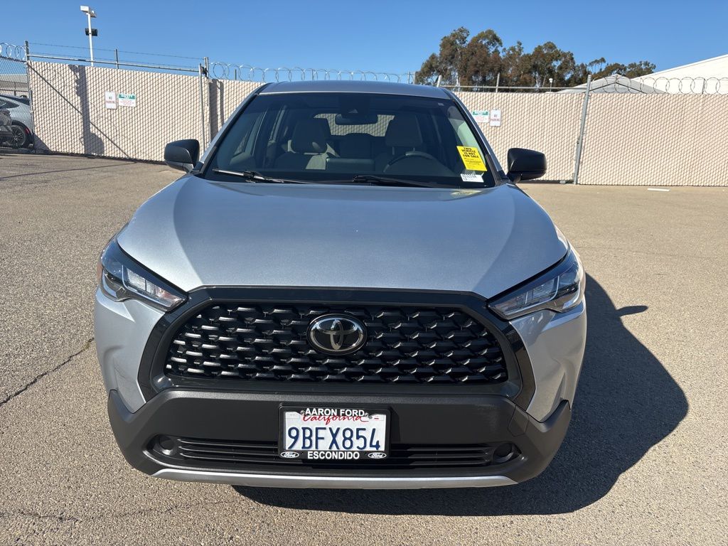 2022 Toyota Corolla Cross L photo 2
