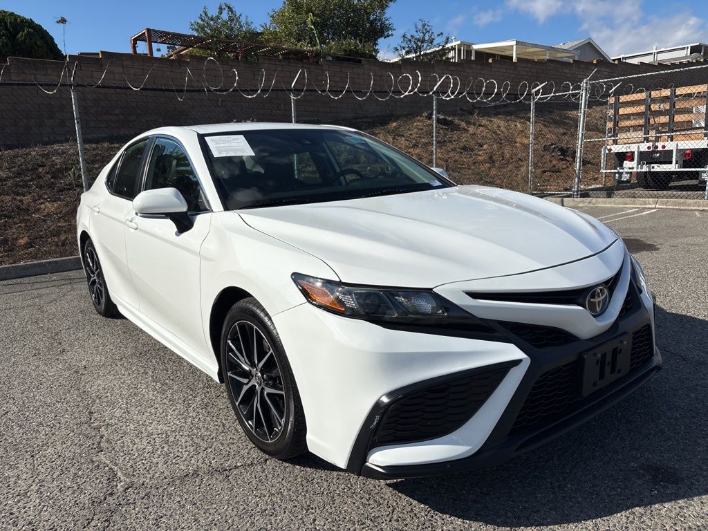 2022 Toyota Camry SE photo 3