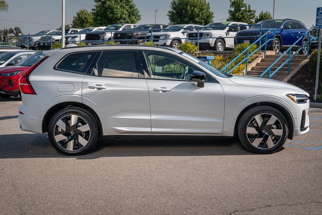 2025 Volvo XC60 Hybrid T8 photo 4