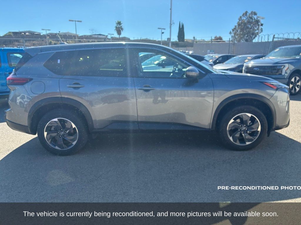 2024 Nissan Rogue SV photo 4