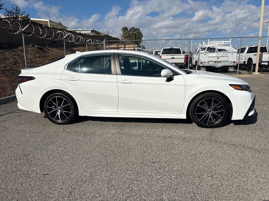 2022 Toyota Camry SE photo 4