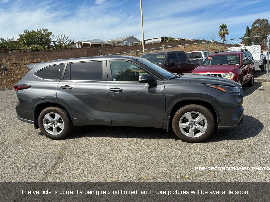 2024 Toyota Highlander LE photo 4