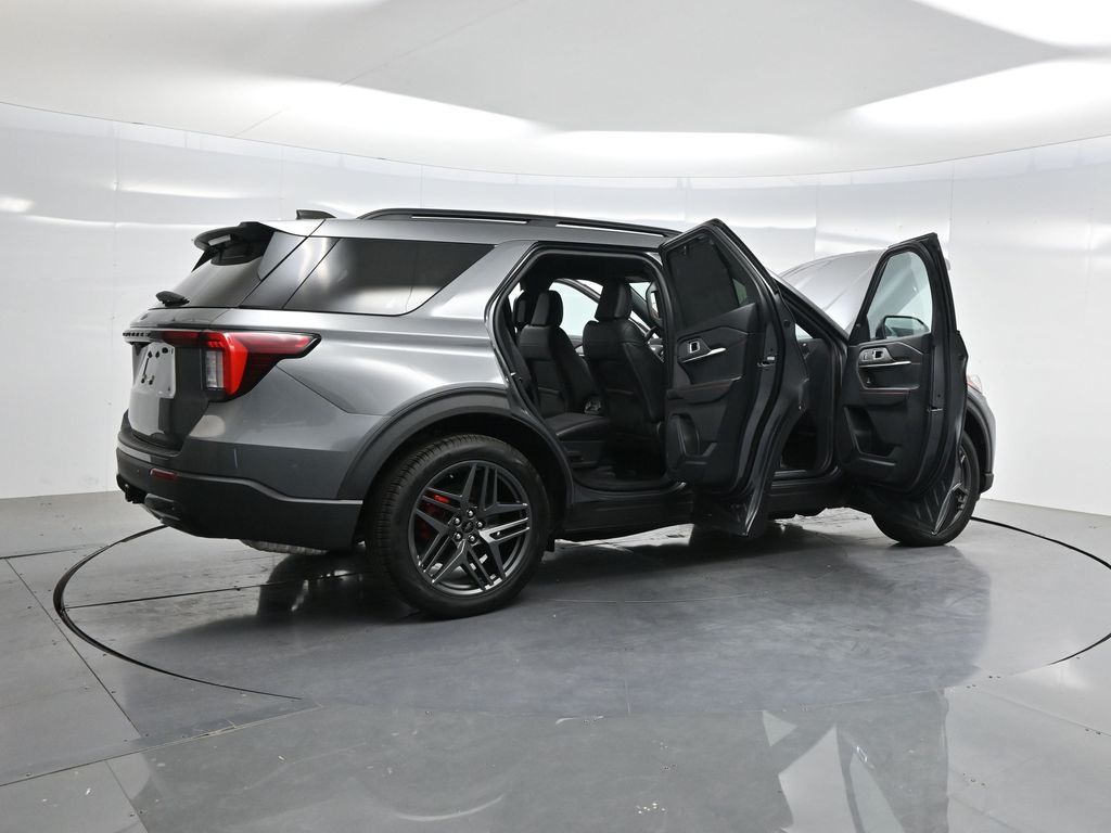 2025 Ford Explorer ST-Line photo 4