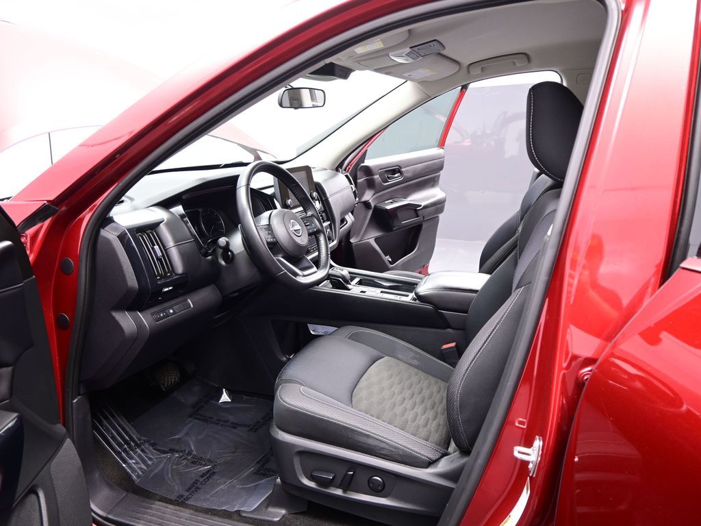 2024 Nissan Pathfinder SV photo 3