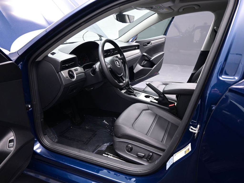 2022 Volkswagen Passat 2.0T SE photo 3