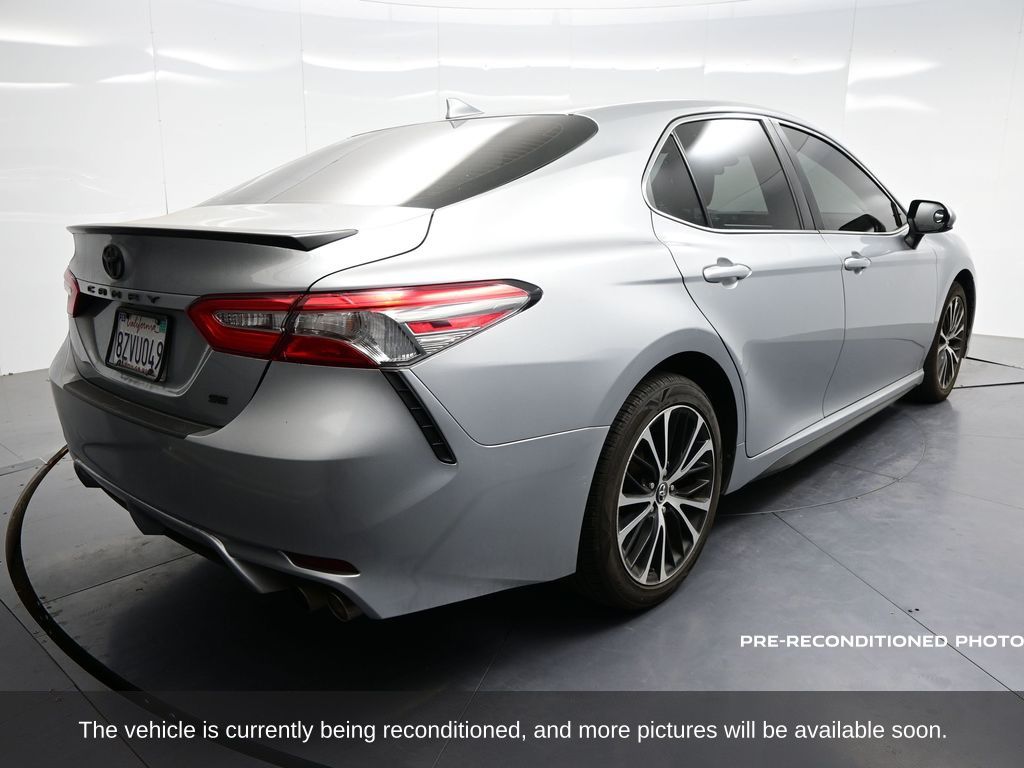 2019 Toyota Camry SE photo 3
