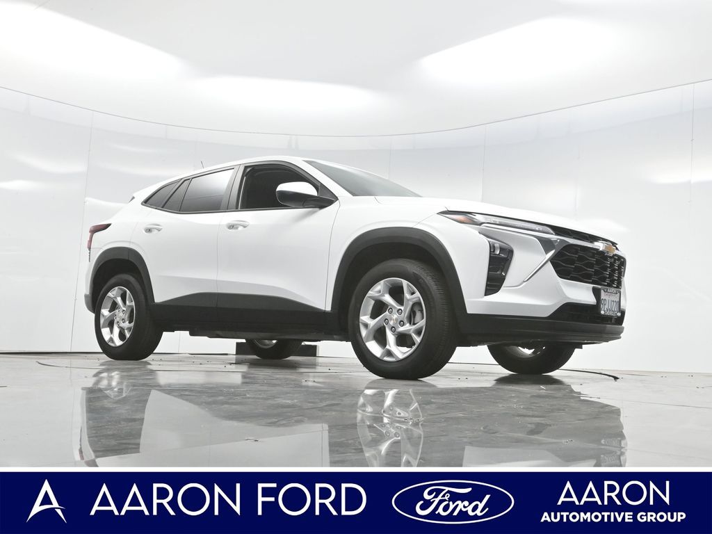 2024 Chevrolet Trax LS photo 2