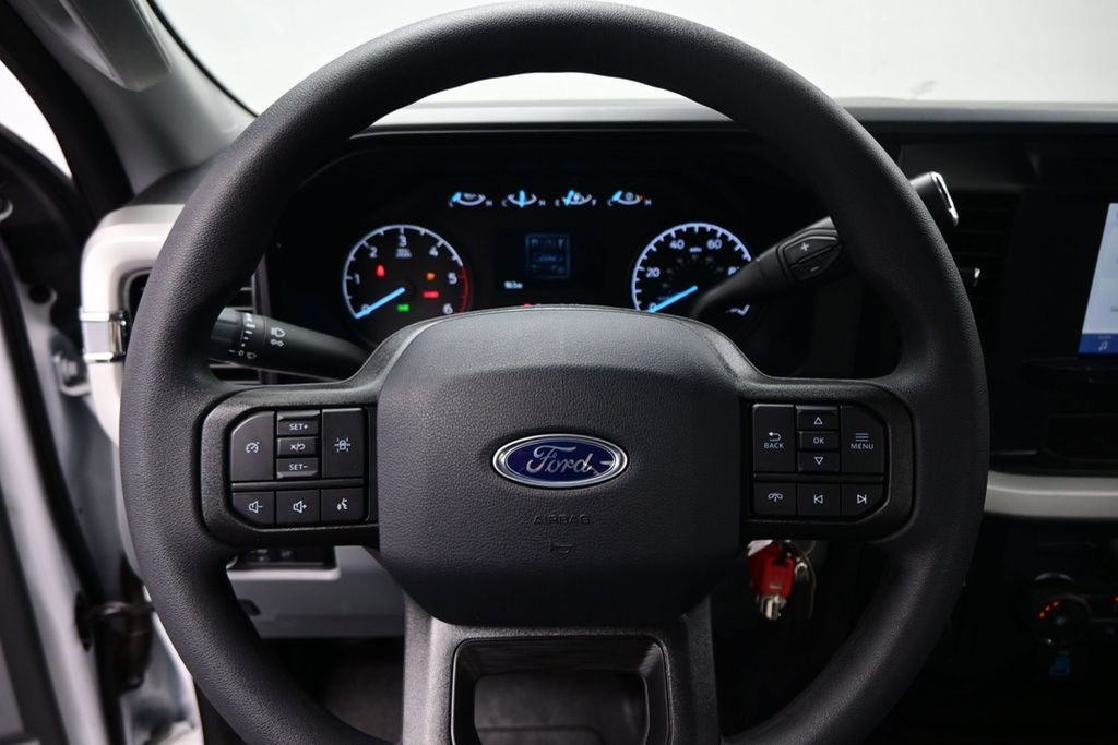 2025 Ford F-350 Super Duty Chassis Cab XL - Photo 31