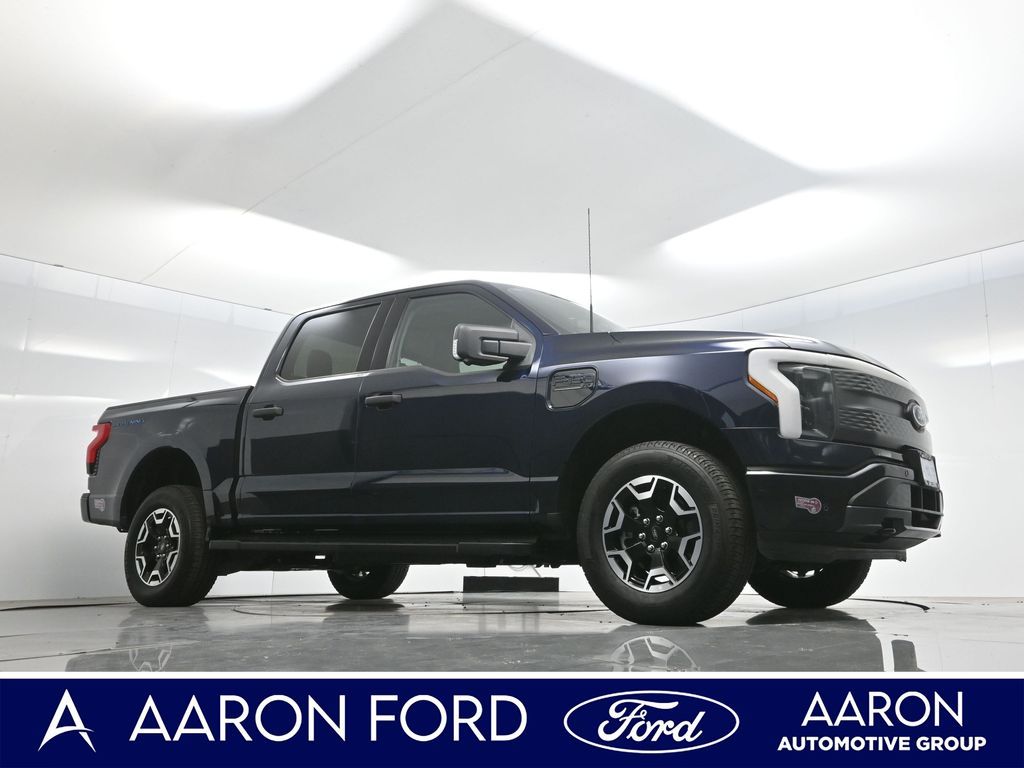 2023 Ford F-150 Lightning XLT photo 2