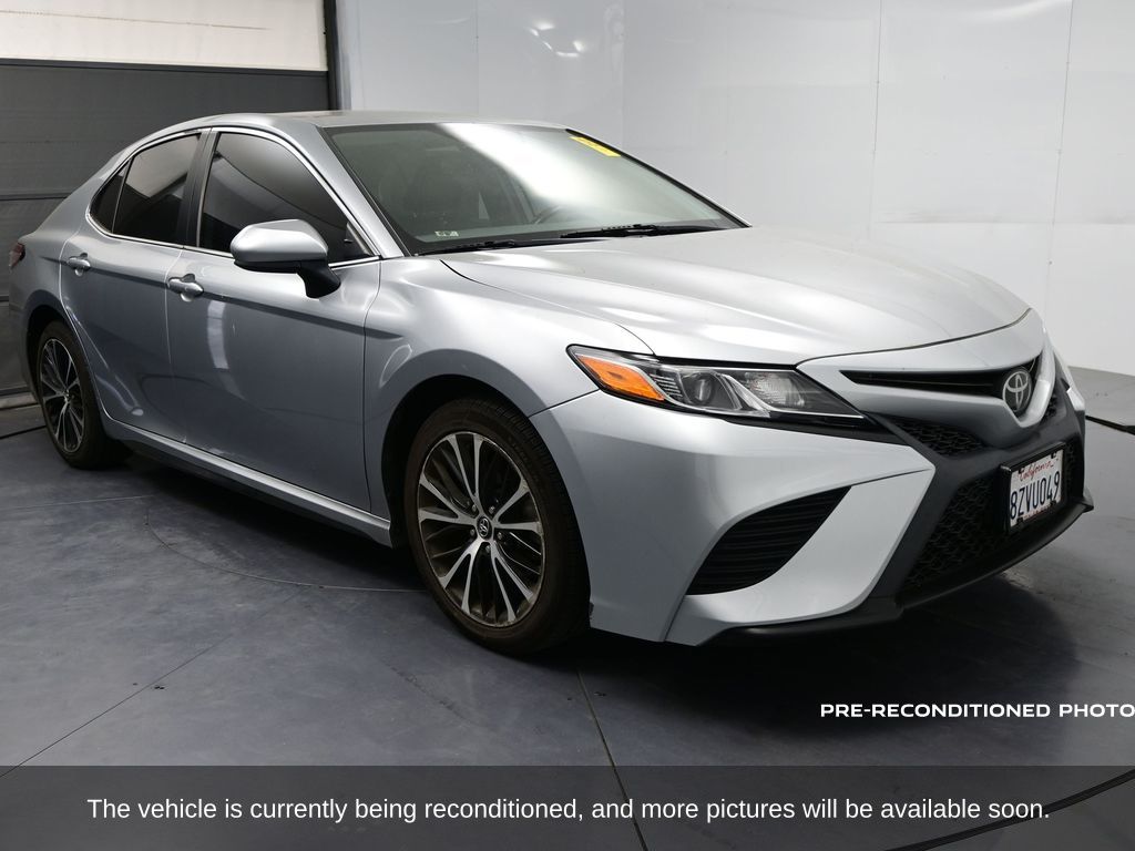 2019 Toyota Camry SE photo 2
