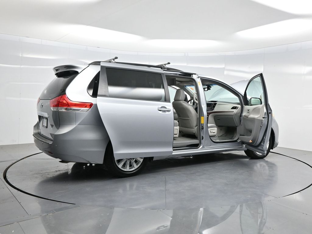 2014 Toyota Sienna Limited photo 4
