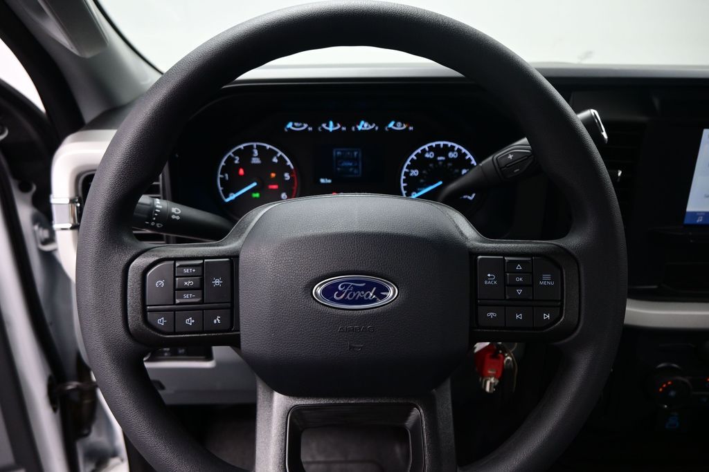 2025 Ford F-350 Super Duty Chassis Cab XL - Photo 33