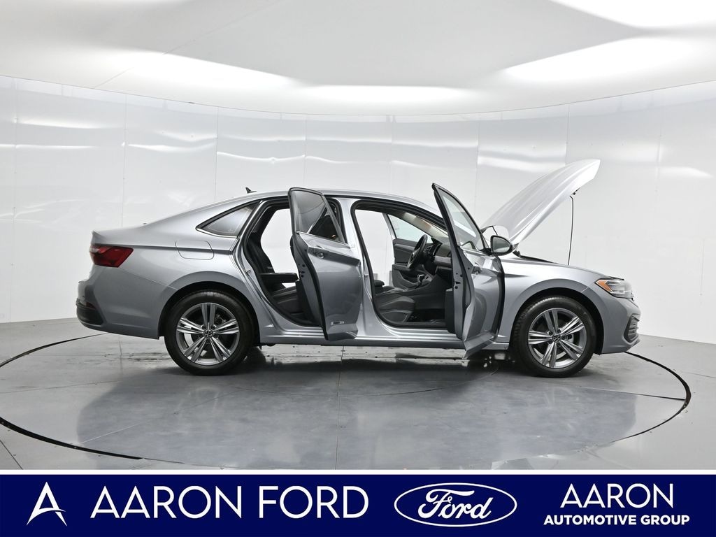 Used 2024 Volkswagen Jetta 1.5T SE Sedan