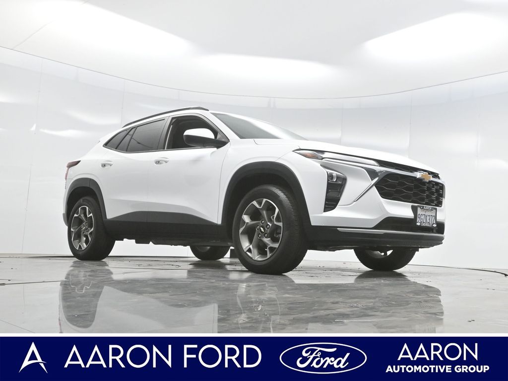 2024 Chevrolet Trax LT photo 2