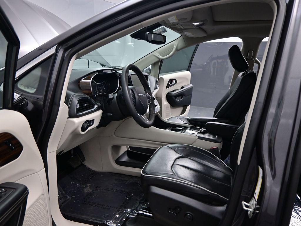 2023 Chrysler Pacifica Limited photo 3