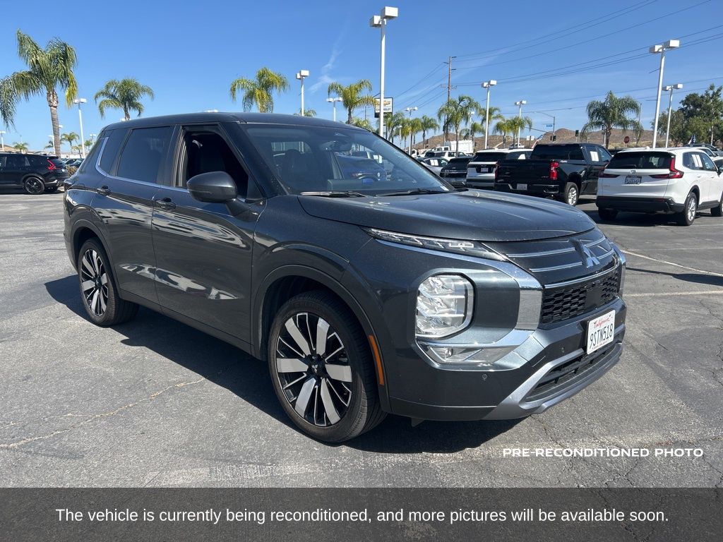 2025 Mitsubishi Outlander SE photo 4