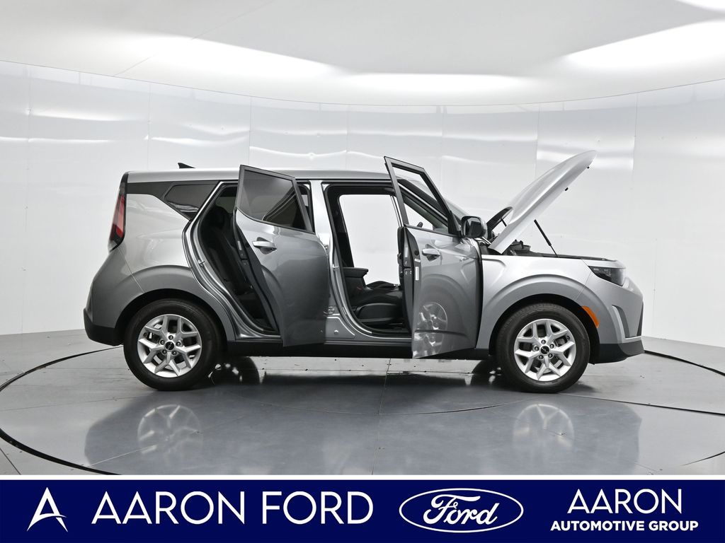 2024 Kia Soul LX photo 2