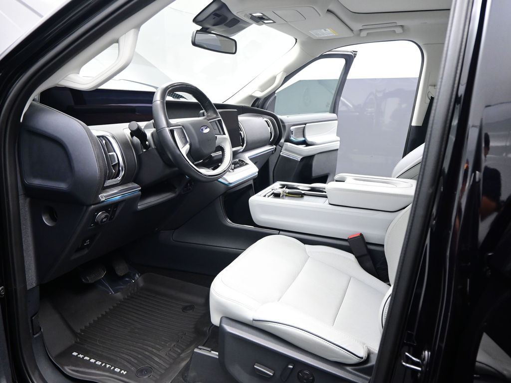 2025 Ford Expedition Platinum photo 3