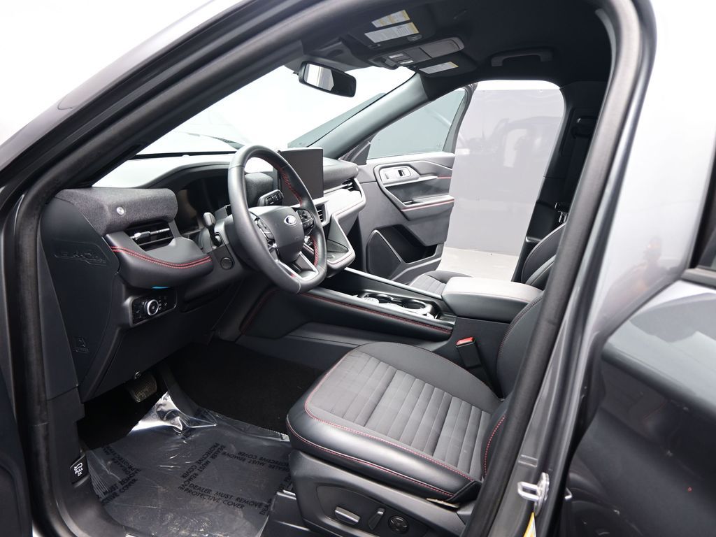 2025 Ford Explorer ST-Line photo 3