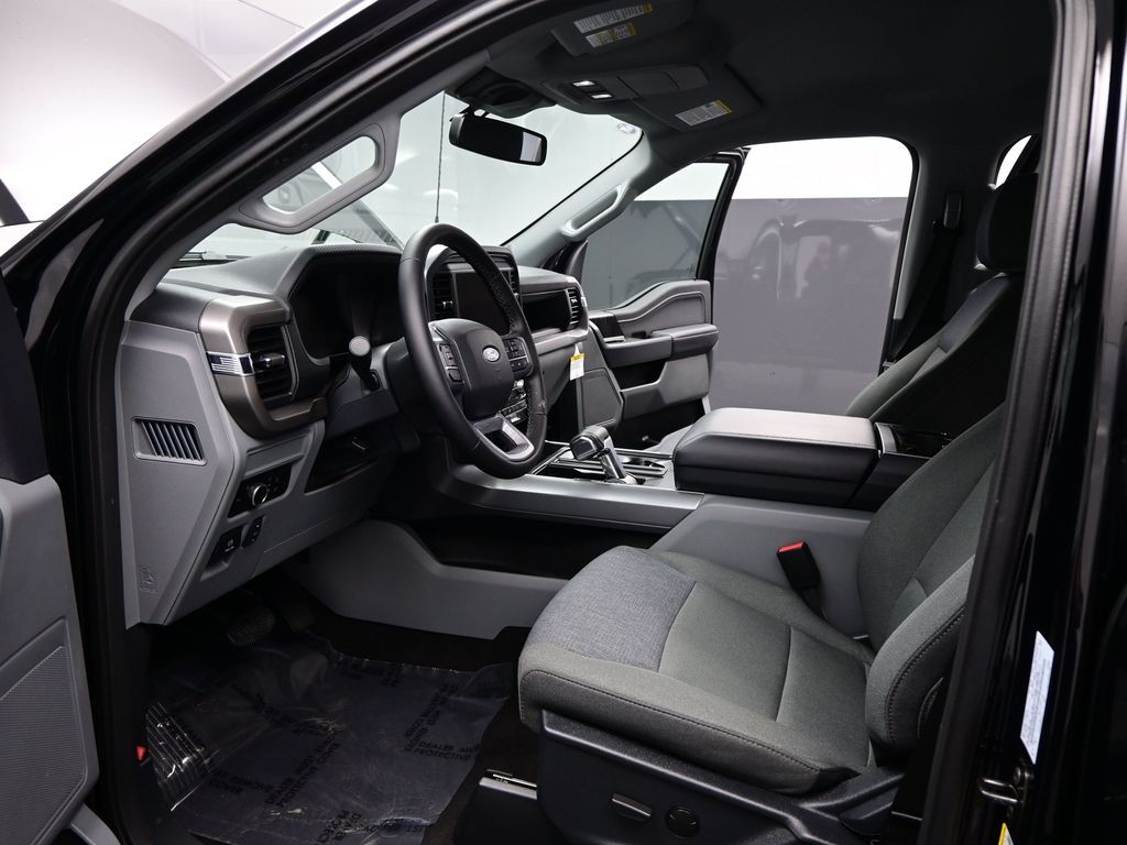 2025 Ford F-150 Lightning XLT photo 3