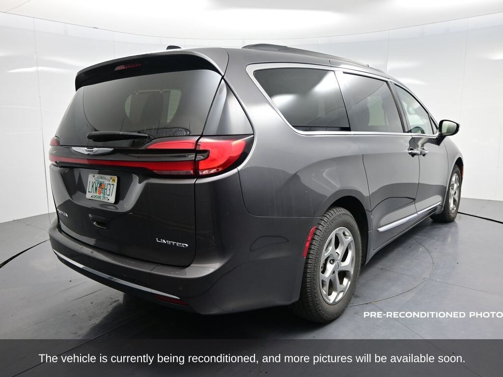 Used 2023 Chrysler Pacifica Limited Minivan/Van